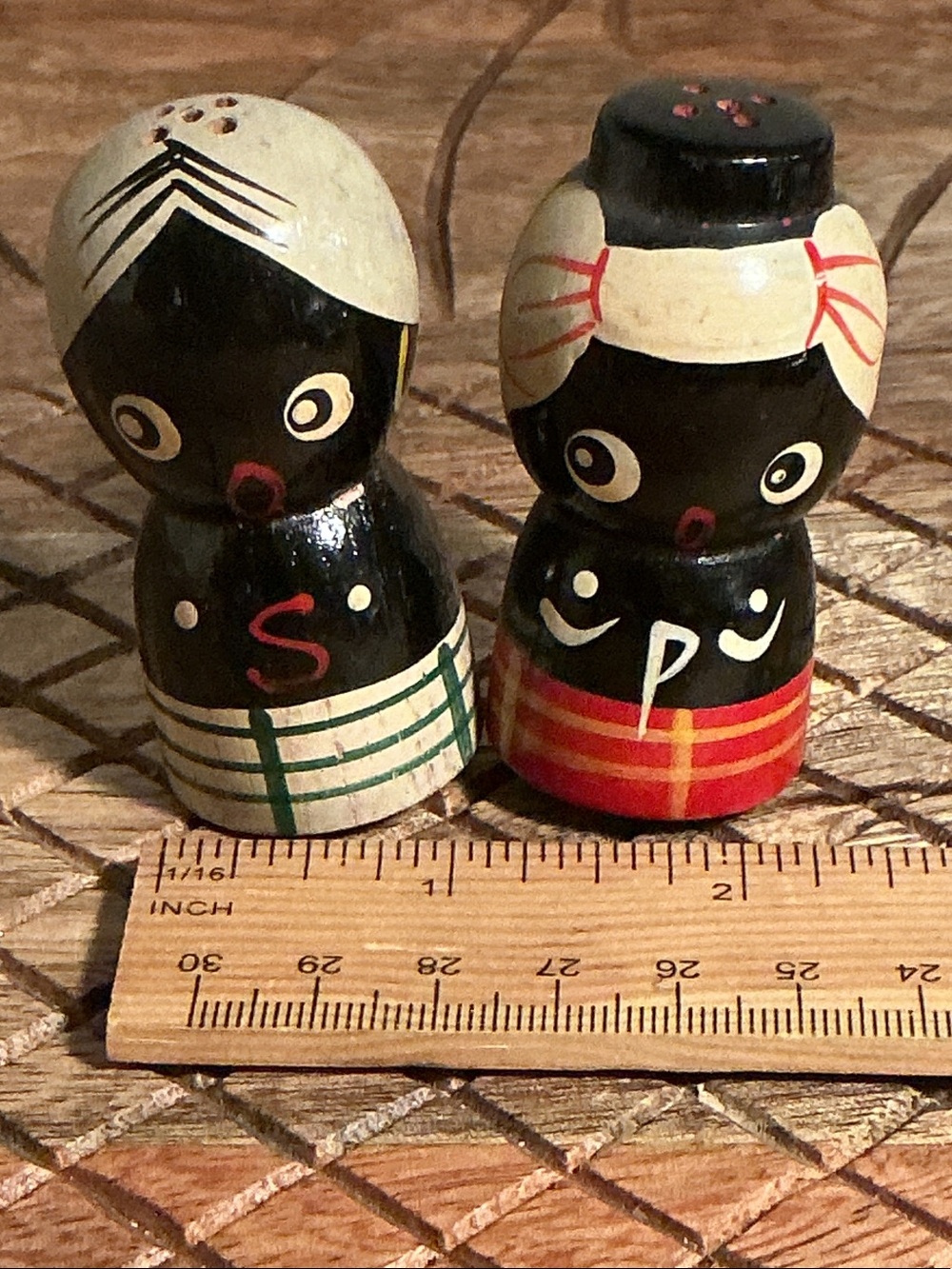 Vintage unique Wooden Black Doll Salt & Pepper Shakers - Hand Painted Rare - Picture 2 of 7